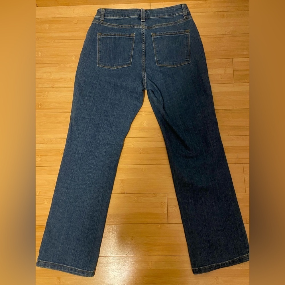 L.L. Bean Women’s Classic Fit Straight Leg Jeans 6 Petite - Picture 2 of 6